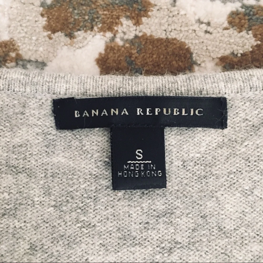 GREY V NECK SWEATER WITH FLOWERS